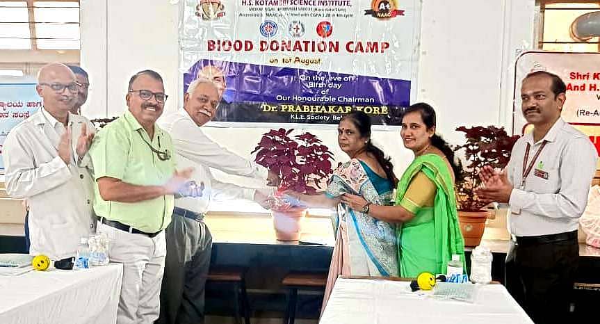 ಹುಬ್ಬಳ್ಳಿಯ ಕಾಡಸಿದ್ಧೇಶ್ವರ ಕಲಾ ಪದವಿಪೂರ್ವ ಮಹಾವಿದ್ಯಾಲಯ ಮತ್ತು ಎಚ್.ಎಸ್.ಕೆ. ವಿಜ್ಞಾನ ಸಂಸ್ಥೆಯಲ್ಲಿ ಶನಿವಾರ ಏರ್ಪಡಿಸಿದ್ದ ರಕ್ತದಾನ ಶಿಬಿರವನ್ನು ಗಣ್ಯರು ಉದ್ಘಾಟಿಸಿದರು