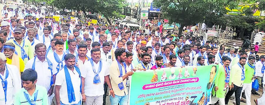 <div class="paragraphs"><p>ಸಿಂಧನೂರಿನ ಬಂಜಾರ, ಭೋವಿ, ಕೊರಮ, ಕೊರಚ ಮೀಸಲಾತಿ ಒಕ್ಕೂಟದಿಂದ ಅವೈಜ್ಞಾನಿಕ ಒಳ ಮೀಸಲಾತಿ ವಿರೋಧಿಸಿ ಶುಕ್ರವಾರ ನಗರದಲ್ಲಿ ಬೃಹತ್ ಪ್ರತಿಭಟನಾ ಮೆರವಣಿಗೆ ನಡೆಸಲಾಯಿತು.</p></div>