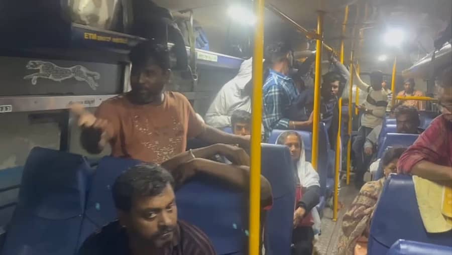 ಕೆಜಿಎಫ್‌ನಿಂದ ಚೆನ್ನೈಗೆ ತೆರಳುತ್ತಿದ್ದ ರಾಜ್ಯ ರಸ್ತೆ ಸಾರಿಗೆ ಸಂಸ್ಥೆಯ ಬಸ್‌ ಸೋರುತ್ತಿದ್ದರಿಂದ ಪ್ರಯಾಣಿಕರು ಬಸ್‌ನಲ್ಲಿ ನಿಂತು ಪ್ರಯಾಣಿಸುವಂತಾಯಿತು 