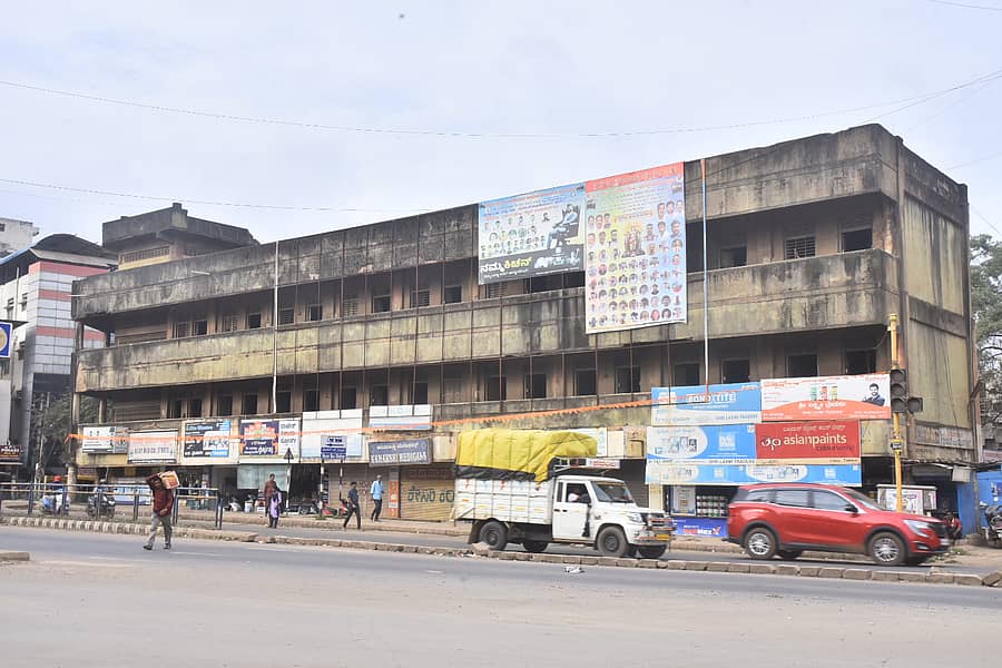 ಹುಬ್ಬಳ್ಳಿಯ ಹೊಸೂರಿನಲ್ಲಿರುವ ಹು–ಧಾ ಮಹಾನಗರ ಪಾಲಿಕೆಯ ವಾಣಿಜ್ಯ ಸಂಕೀರ್ಣ ಶಿಥಿಲವಾಗಿದೆ