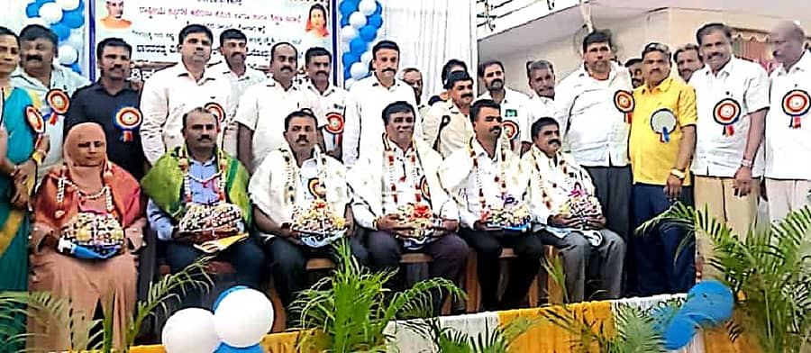 ಶ್ರೀನಿವಾಸಪುರದಲ್ಲಿ ನಡೆದ ಶಿಕ್ಷಕರ ದಿನಾಚರಣೆಯಲ್ಲಿ ರಾಜ್ಯ, ಜಿಲ್ಲೆಯಲ್ಲಿ ಉತ್ತಮ ಶಿಕ್ಷಕ ಪ್ರಶಸ್ತಿಗೆ ಭಾಜನರಾದವರನ್ನು ಸನ್ಮಾನಿಸಲಾಯಿತು