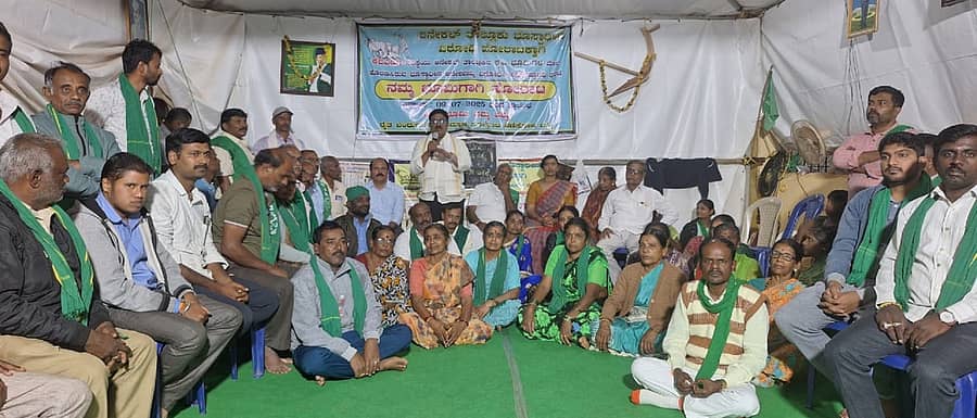 ಆನೇಕಲ್ ತಾಲ್ಲೂಕಿನ ಸರ್ಜಾಪುರ ಹೋಬಳಿಯಲ್ಲಿ ಕೆಐಎಡಿಬಿ ಭೂಸ್ವಾಧೀನ ಪ್ರಕ್ರಿಯೆ ವಿರೋಧಿಸಿ ರೈತರ ಅಹೋರಾತ್ರಿ ಪ್ರತಿಭಟನೆ ಭಾರತೀಯ ಕಿಸಾನ್ ಸಂಘದ ರಾಷ್ಟ್ರೀಯ ಅಧ್ಯಕ್ಷ ಸಾಯಿರೆಡ್ಡಿ ಮಾತನಾಡಿದರು