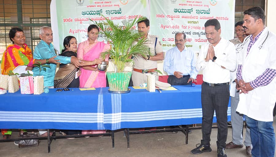 ಮಂಡ್ಯ ನಗರದ ಜಿಲ್ಲಾ ಕಾರಾಗೃಹದಲ್ಲಿ ನಡೆದ ಆಯುರ್ವೇದ ಆರೋಗ್ಯ ಉಚಿತ ತಪಾಸಣೆ ಶಿಬಿರವನ್ನು ಜಿಲ್ಲಾ ಪಂಚಾಯಿತಿ ಸಿಇಒ ಕೆ.ಆರ್.ನಂದಿನಿ ಉದ್ಘಾಟಿಸಿದರು