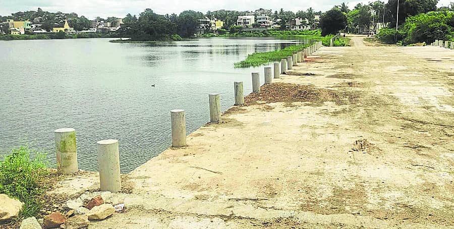 <div class="paragraphs"><p>ಮುಳಗುಂದ ಸಮೀಪದ ಅಬ್ಬಿಕೆರೆಗೆ ನಿರ್ಮಿಸಿದ ಬ್ರಿಜ್ಗೆ ಸುರಕ್ಷಾ ಗೋಡೆ ನಿರ್ಮಿಸದೇ ಅರ್ಧಂಬರ್ದ ಕಾಮಗಾರಿ ಮಾಡಲಾಗಿದೆ</p></div>