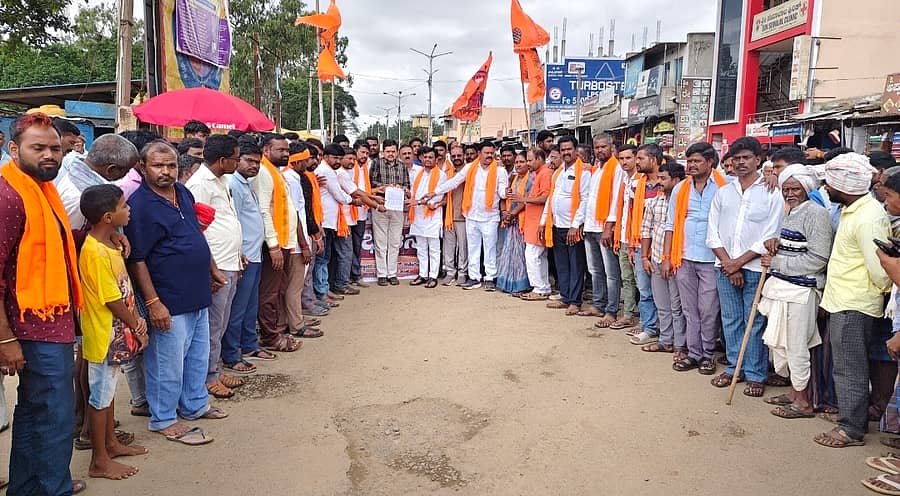 ಶಿರಹಟ್ಟಿಯಲ್ಲಿ ಸರ್ಕಾರದ ವಿರುದ್ಧ ವಿವಿಧ ಹಿಂದೂಪರ ಸಂಘಟನೆಗಳು ಹಮ್ಮಿಕೊಳ್ಳಲಾದ ಪ್ರತಿಭಟನೆಯಲ್ಲಿ ತಹಶೀಲ್ದಾರ್ ರಾಘವೇಂದ್ರ ರಾವ್ ಅವರ ಮೂಲಕ ರಾಜ್ಯಪಾಲರಿಗೆ ಮನವಿ ಸಲ್ಲಿಸಲಾಯಿತು