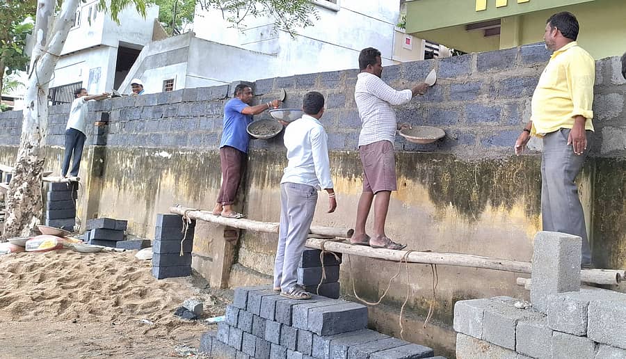 ಕೊಪ್ಪಳ ತಾಲ್ಲೂಕಿನ ಬಹದ್ದೂರಬಂಡಿ ಗ್ರಾಮದ ಸರ್ಕಾರಿ ಶಾಲೆಯ ಕಾಂಪೌಂಡ್‌ ಎತ್ತರ ಮಾಡುವ ಕಾಯಕದಲ್ಲಿ ತೊಡಗಿದ್ದ ಶಾಲೆಯ ಹಳೆ ವಿದ್ಯಾರ್ಥಿಗಳು 
