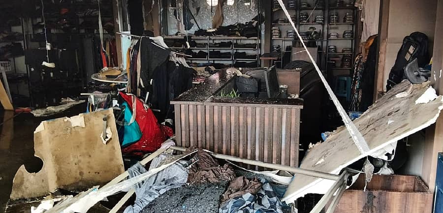 ಕೋಲಾರ ನಗರದ ಬ್ರ್ಯಾಂಡೆಡ್ ಫ್ಯಾಕ್ಟರಿ ಬಟ್ಟೆ ಮಳಿಗೆ ಶನಿವಾರ ಸುಟ್ಟು ಭಸ್ಮವಾಗಿರುವುದು