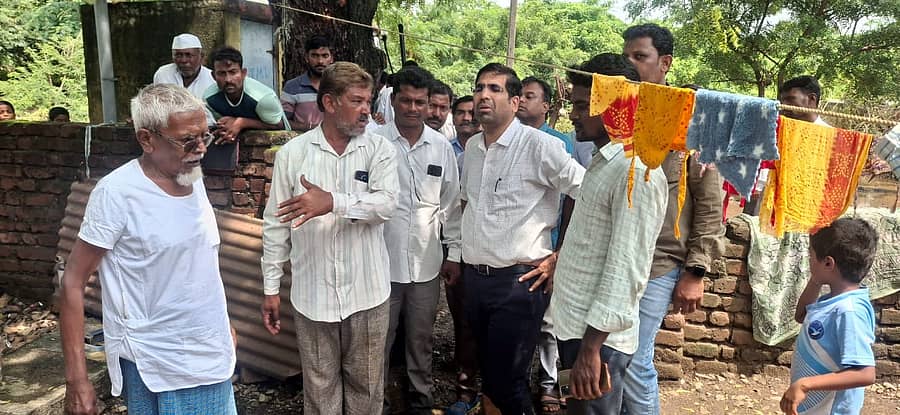 ಆಳಂದ ತಾಲ್ಲೂಕಿನ ಮಾಡಿಯಾಳ ಗ್ರಾಮದ ಸಂತ್ರಸ್ಥ ಕುಟುಂಬಗಳ ಮನೆಗೆ ಭೇಟಿ ನೀಡಿ ಜಿಪಂ ಸಿಇಒ ಭಂವರ್ ಸಿಂಗ್ ಮೀನಾ ಪರಿಶೀಲಿಸಿದರು. ಮಾನಪ್ಪ ಕಟ್ಟಿಮನಿ, ಸಂಗಮೇಶ ಇದ್ದರು.