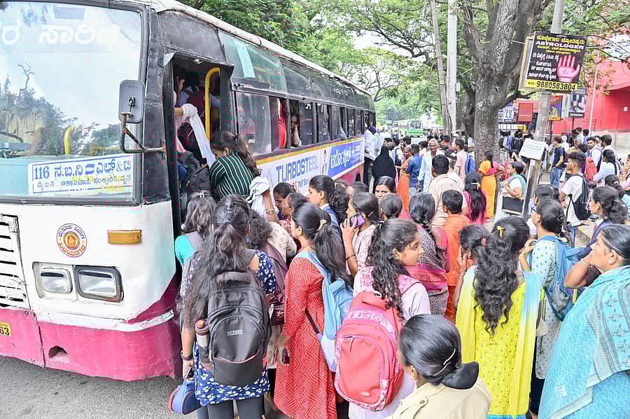 ಕೆಎಸ್ಆರ್ಟಿಸಿ ಬಸ್ ಏರುವಲ್ಲಿ ನಿರತರಾದ ಮಹಿಳೆಯರು (ಪ್ರಜಾವಾಣಿ ಸಂಗ್ರಹ ಚಿತ್ರ)