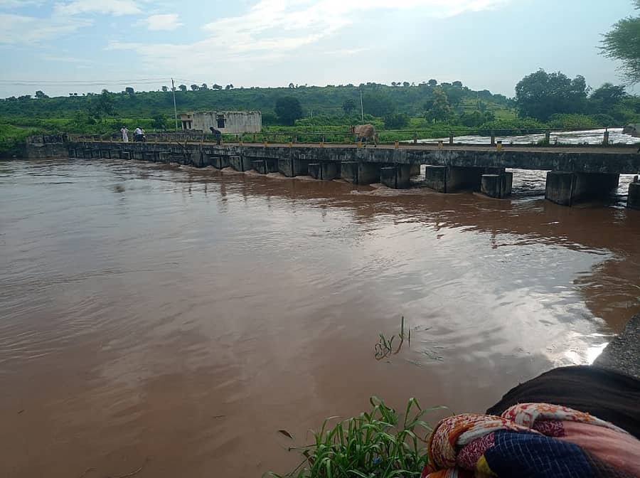 ಚಿಂಚೋಳಿ ತಾಲ್ಲೂಕಿನ ಕೊಟಗಾ ಗ್ರಾಮದ ಬಳಿ ಮುಲ್ಲಾಮಾರಿ ನದಿಗೆ ಅಡ್ಡಲಾಗಿ ನಿರ್ಮಿಸಿದ ಬ್ರಿಜ್ ಕಂ ಬ್ಯಾರೇಜು ತುಂಬಿ ಹರಿಯುತ್ತಿರುವುದು