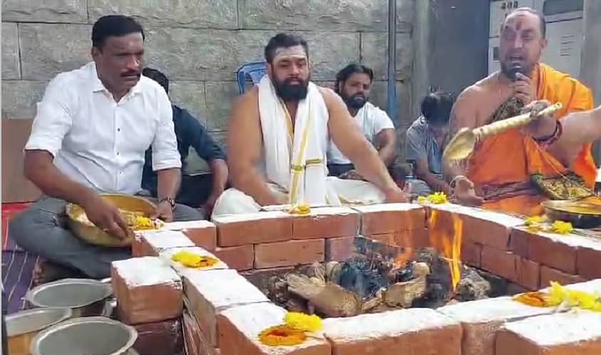 ಕೋಲಾರ ತಾಲ್ಲೂಕಿನ ಕೋರಗಂಡನಹಳ್ಳಿಯ ಕಾಶಿ ವಿಶ್ವನಾಥ ಸನ್ನಿಧಿಯಲ್ಲಿ ನಟ ಧ್ರುವ ಸರ್ಜಾ ಭಾನುವಾರ ವಿವಿಧ ಪೂಜಾ ಕಾರ್ಯದಲ್ಲಿ ಪಾಲ್ಗೊಂಡರು