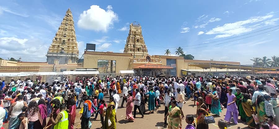 ಮಹದೇಶ್ವರ ಬೆಟ್ಟದ ಮಾದಪ್ಪನ ಸನ್ನಿಧಿಯಲ್ಲಿ ಭಾನುವಾರ ಮಹಾಲಯ ಅಮಾವಾಸ್ಯೆಯ ಜಾತ್ರಾ ಮಹೋತ್ಸವದಲ್ಲಿ ಭಾಗವಹಿಸಲು ಬಂದಿದ್ದ ಭಕ್ತರು