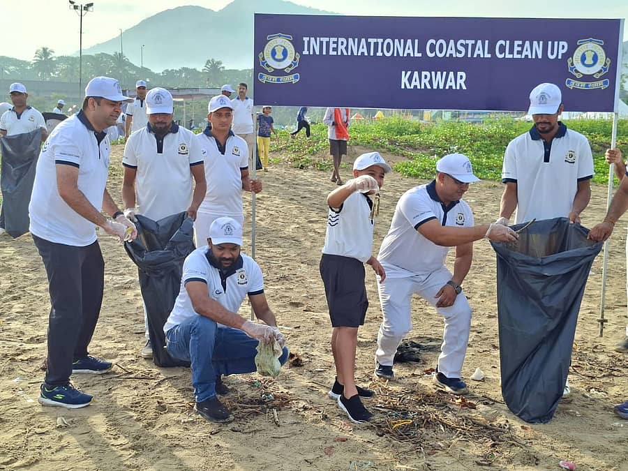 ಕಡಲತೀರ ಸ್ವಚ್ಛತೆ ದಿನದ ಅಂಗವಾಗಿ ತಟರಕ್ಷಕ ದಳವು ಹಮ್ಮಿಕೊಂಡಿದ್ದ ಸ್ವಚ್ಛತೆ ಕಾರ್ಯಕ್ರಮದಲ್ಲಿ ಜಿಲ್ಲಾ ಪಂಚಾಯಿತಿ ಸಿಇಒ ಡಾ.ದಿಲೀಷ್ ಶಶಿ, ಇತರ ಅಧಿಕಾರಿಗಳು ಕಸ ಆರಿಸಿದರು