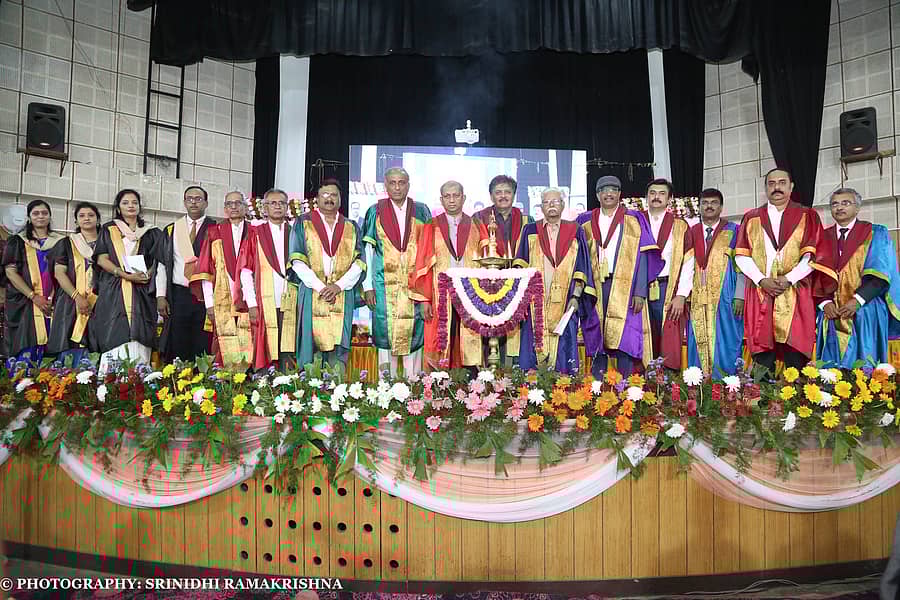 ತಿಪಟೂರು ಕಲ್ಪತರು ತಾಂತ್ರಿಕ ವಿದ್ಯಾಲಯದಲ್ಲಿ ಪದವೀಧರರಿಗೆ ವಿಶ್ವೇಶ್ವರಯ್ಯ ತಾಂತ್ರಿಕ ವಿಶ್ವವಿದ್ಯಾಲಯದ ಕುಲಪತಿ ವಿದ್ಯಾಶಂಕರ್ ಪದವಿ ಪತ್ರ ವಿತರಿಸಿದರು