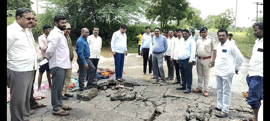 ಹೊರ್ತಿ: ಸಮೀಪದ ಮಹಾರಾಷ್ಟ್ರ ಗಡಿ ಭಾಗದಲ್ಲಿ ಇಂಚಗೇರಿ ಕನಕನಾಳ ಗ್ರಾಮದಲ್ಲಿ ಸುರಿದ ಹುಬ್ಬಿ, ಉತ್ತರಿ ಮಳೆಗಳಿಂದ ಕನಕನಾಳ ಹಳ್ಳಕ್ಕೆ ಅಪಾರ ಪ್ರಮಾಣದ ನೀರು ಬಂದಿದ್ದು, ಸೆತುವೆ ಕುಸಿದು ಬಾರಿ ವಾಹನ ಸಂಚಾರಕ್ಕೆ ತೊಂದರೆವುಂಟಾಗಿದೆ.