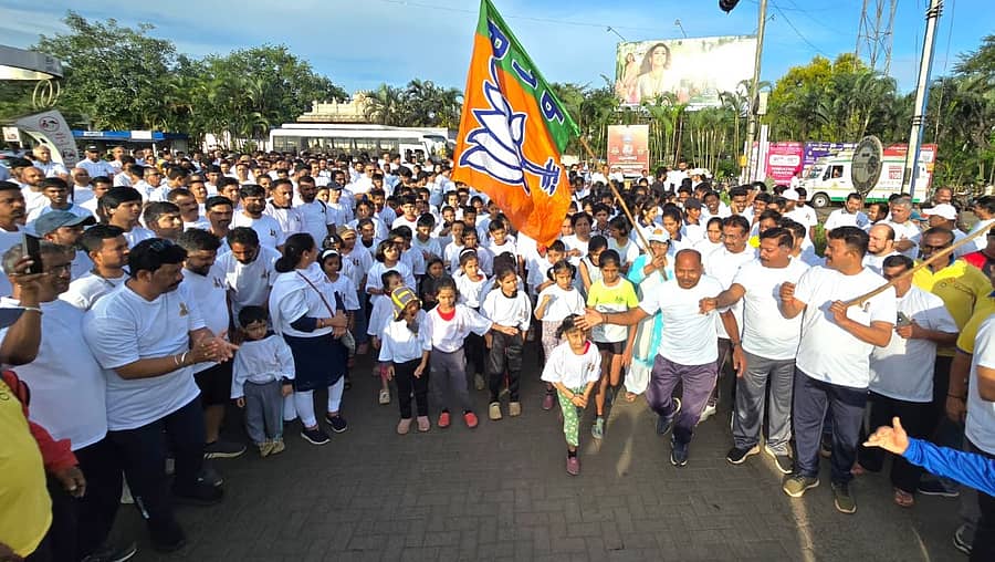 ಬೆಳಗಾವಿಯ ಬಸವೇಶ್ವರ ವೃತ್ತದ ಬಳಿ ‘ನಮೋ ರನ್‌’ ಮ್ಯಾರಥಾನ್‌ಗೆ ಶಾಸಕ ಅಭಯ ಪಾಟೀಲ, ಮೇಯರ್‌ ಮಂಗೇಶ ಪವಾರ ಚಾಲನೆ ನೀಡಿದರು