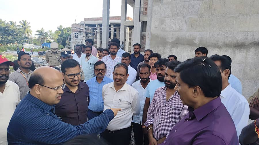 ಗಂಗಾವತಿ ತಾಲ್ಲೂಕಿನ ಅಂಜನಾದ್ರಿ ಬೆಟ್ಟದ ವಿವಿಧ ಅಭಿವೃದ್ಧಿ ಕಾಮಗಾರಿಗಳ ಸ್ಥಳಕ್ಕೆ ಶನಿವಾರ ಜಿಲ್ಲಾಧಿಕಾರಿ ಸುರೇಶ ಬಿ.ಇಟ್ನಾಳ, ಶಾಸಕ ಜಿ.ಜನಾರ್ದನರೆಡ್ಡಿ ಭೇಟಿ ನೀಡಿದರು