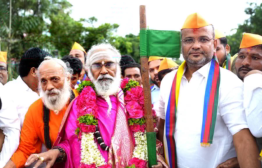 ಬಸವಕಲ್ಯಾಣದಲ್ಲಿ ನಡೆಯುವ ದಸರಾ ಧರ್ಮ ಸಮ್ಮೇಳನದ ಅಂಗವಾಗಿ ಭಾನುವಾರ ನಗರಕ್ಕೆ ಆಗಮಿಸಿದ ರಂಭಾಪುರಿ ವೀರಸೋಮೇಶ್ವರ ಶಿವಾಚಾರ್ಯರನ್ನು ಕಾರ್ಯಕ್ರಮ ಸ್ವಾಗತ ಸಮಿತಿ ಕಾರ್ಯಾಧ್ಯಕ್ಷ ಶಾಸಕ ಶರಣು ಸಲಗರ ಸ್ವಾಗತಿಸಿದರು