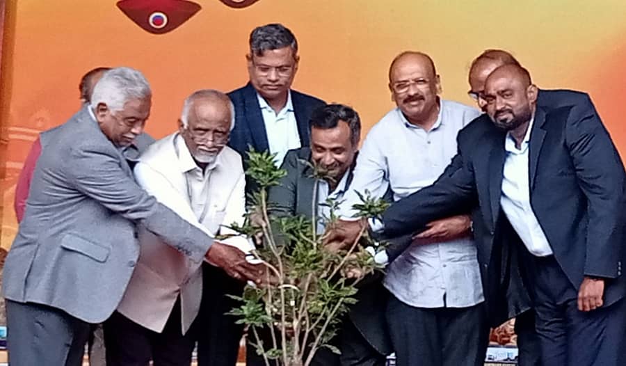 ಶ್ರೀರಂಗಪಟ್ಟಣ ತಾಲ್ಲೂಕಿನ ಬೆಳವಾಡಿ ಬಳಿಯ ಮಹಾರಾಜ ತಾಂತ್ರಿಕ ಮಹಾ ವಿದ್ಯಾಲಯ ಮೈಸೂರು (ಎಂಐಟಿಎಂ) ಸಂಸ್ಥೆಯಲ್ಲಿ ಶನಿವಾರ ನಡೆದ ಸಂಕಲ್ಪ ದಿನ ಕಾರ್ಯಕ್ರಮವನ್ನು ರಾಮಮನೋಹರ ಲೋಹಿಯಾ ವಿಚಾರ ವೇದಿಕೆ ಅಧ್ಯಕ್ಷ ಬಿ.ಎಸ್‌. ಶಿವಣ್ಣ ಉದ್ಘಾಟಿಸಿದರು. ಸಂಸ್ಥೆಯ ಅಧ್ಯಕ್ಷ ಬಿ.ಜಿ. ನರೇಶಕುಮಾರ್‌, ಪ್ರಾಂಶುಪಾಲ ಎಸ್‌. ಮುರಳಿ ಇದ್ದಾರೆ