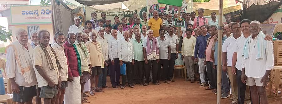 ದೇವನಹಳ್ಳಿ ತಾಲ್ಲೂಕಿನ ಚನ್ನರಾಯಪಟ್ಟಣ ಹೋಬಳಿ ಕೇಂದ್ರ ಧರಣಿ ಸ್ಥಳದಲ್ಲಿ ಭೂ ಸ್ವಾಧೀನ ವಿರೋಧಿ ಹೋರಾಟ ಸಮಿತಿ ಮುಖಂಡರು, ರೈತರು ಭಾನುವಾರ ಸಭೆ ನಡೆಸಿದರು