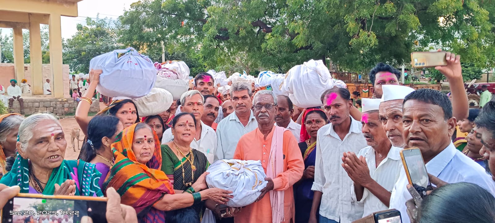 ಬೀಳಗಿ ತಾಲ್ಲೂಕಿನ ನಾಗರಾಳ ಕಪ್ಪರಪಡಿಯಮ್ಮ ದೇವಿ ದೇವಸ್ಥಾನದ ಸಭಾಮಂದಿರದ ಲೋಕಾರ್ಪಣೆ ಸಮಾರಂಭದ ದಾಸೋಹ ಸೇವೆಗಾಗಿ ಮಹಿಳೆಯರಿಂದ ರೊಟ್ಟಿ ಬುಟ್ಟಿ ಮೆರವಣಿಗೆ ನಡೆಯಿತು