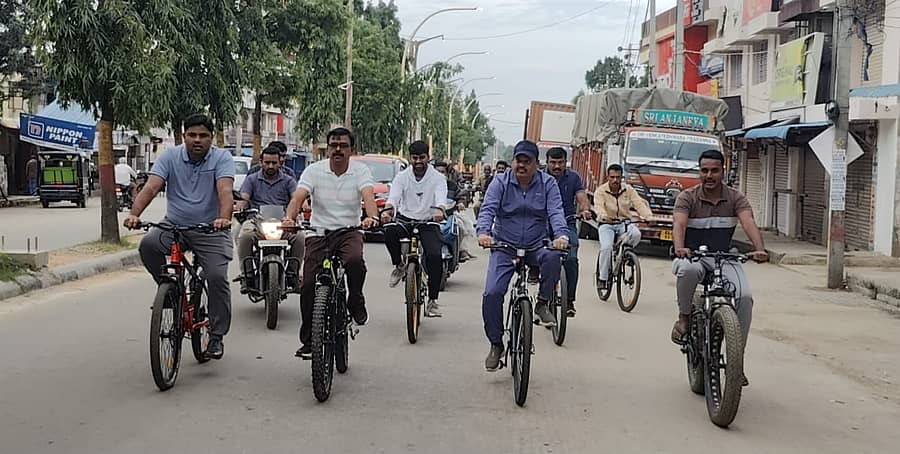 ಜಿಲ್ಲಾಧಿಕಾರಿ ಡಾ.ಎಂ.ಆರ್.ರವಿ ಭಾನುವಾರ ಸೈಕಲ್ ಮೂಲಕ ಮುಳಬಾಗಿಲು ನಗರದಲ್ಲಿ ಸ್ವಚ್ಛತೆ ಕುರಿತು ಅಭಿಯಾನ ನಡೆಸಿದರು