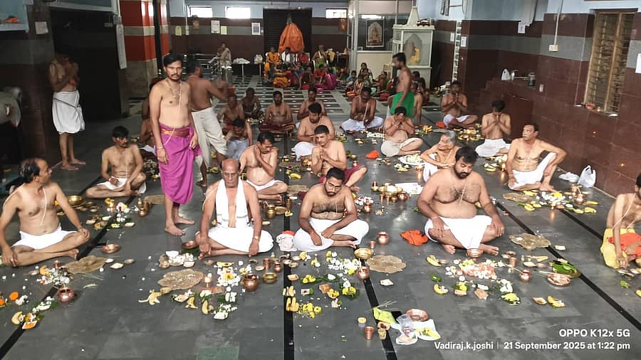 ಯಾದಗಿರಿ ನಗರದ ಉತ್ತರಾದಿ ಮಠದ ಪರಿಮಳ ಮಂಟಪದಲ್ಲಿ ಮಹಾಲಯ ಅಮಾವಾಸ್ಯೆ ಅಂಗವಾಗಿ ಭಾನುವಾರ ಪಿತೃಪಕ್ಷ ತರ್ಪಣ ನಡೆಯಿತು