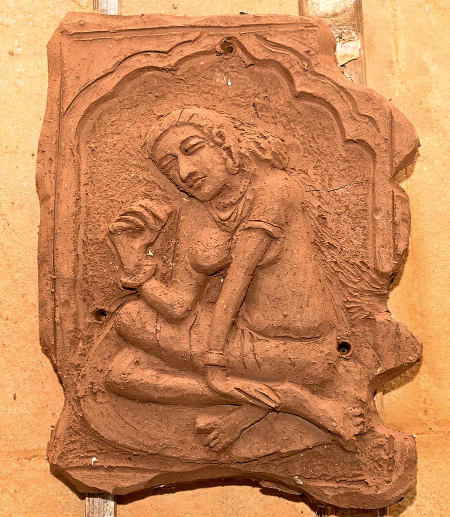 ಮೈಸೂರಿನ ಸಿದ್ಧಾರ್ಥನಗರದ ಚಾಮರಾಜೇಂದ್ರ ಸರ್ಕಾರಿ ದೃಶ್ಯ ಕಲಾ ಕಾಲೇಜಿನಲ್ಲಿ ಕಲಾ ಜಾತ್ರೆಗೆ ಭರದ ಸಿದ್ಧತೆ ನಡೆಯುತ್ತಿದ್ದು, ಅದಕ್ಕೆ ಸಿದ್ಧವಾಗಿರುವ ಟೆರಾಕೋಟ ಭಿತ್ತಿಶಿಲ್ಪ – ಪ್ರಜಾವಾಣಿ ಚಿತ್ರ : ಅನೂಪ್ ರಾಘ. ಟಿ.