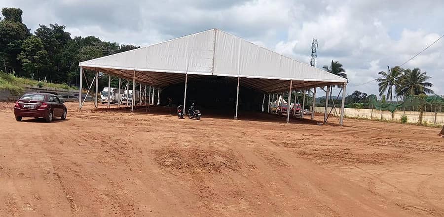 ಗೋಣಿಕೊಪ್ಪಲು ದಸರಾ ಜನೋತ್ಸವಕ್ಕೆ ಸಜ್ಜುಗೊಂಡಿರುವ ಸಭಾಮಂಟಪ