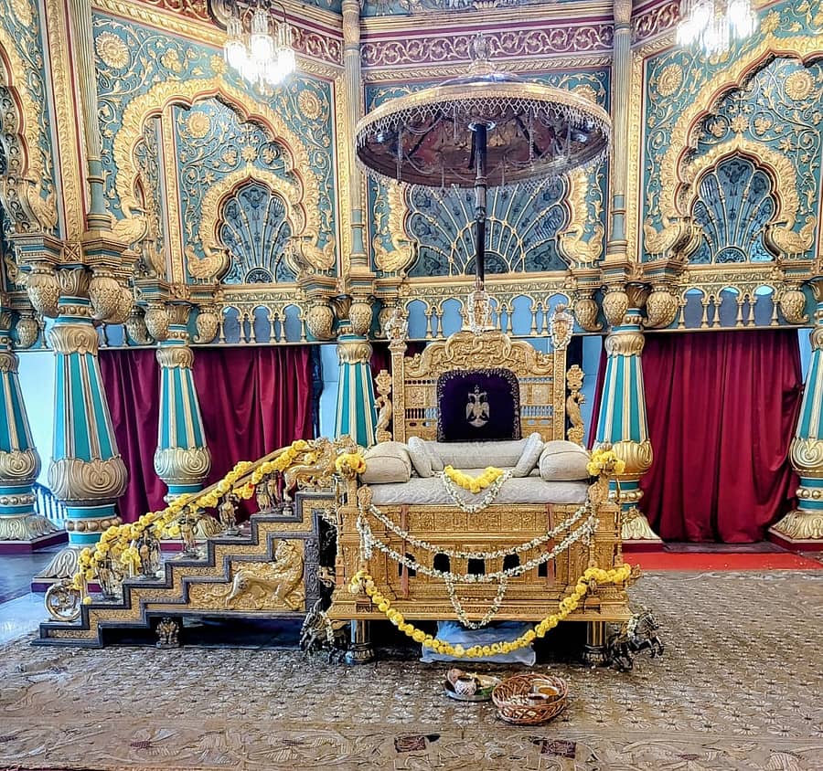 ದಸರಾ ನವರಾತ್ರಿ ಪ್ರಯುಕ್ತ ಅರಮನೆಯಲ್ಲಿ ಖಾಸಗಿ ದರ್ಬಾರ್ ನಡೆಯಲಿದ್ದು, ಸಿದ್ಧವಾದ ಸಿಂಹಾಸನ