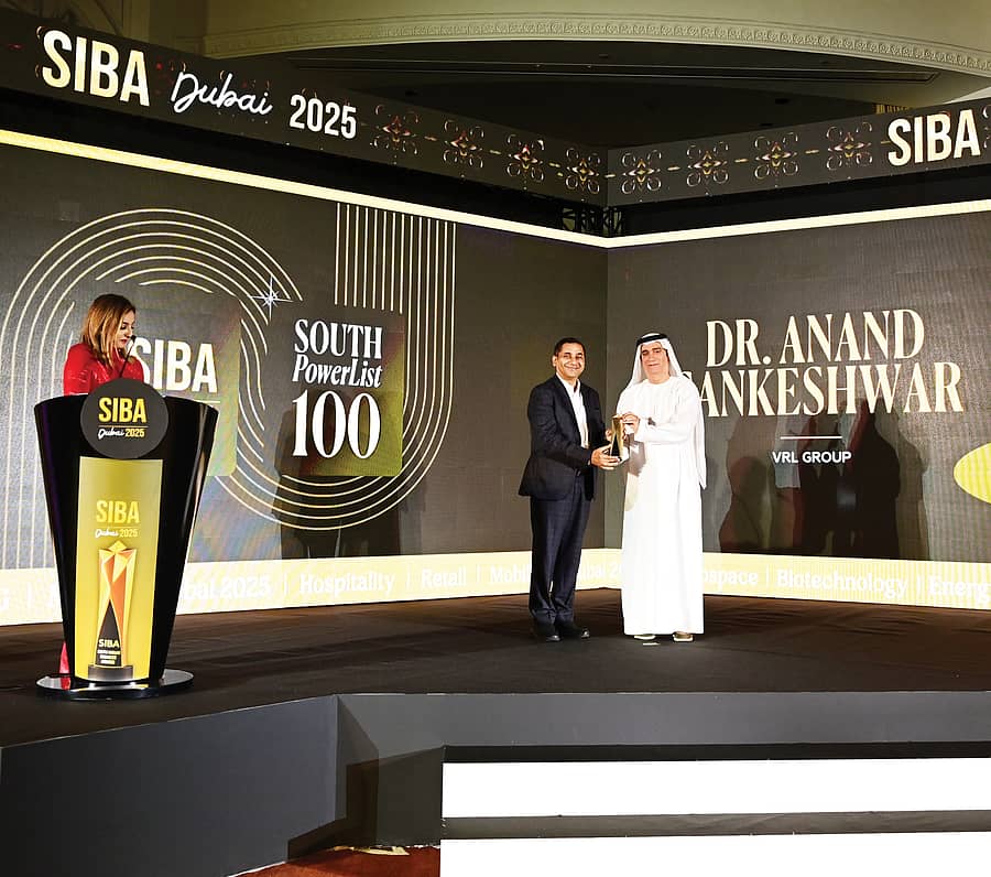 ದುಬೈನಲ್ಲಿ ನಡೆದ ಕಾರ್ಯಕ್ರಮದಲ್ಲಿ ಭಾರತದಲ್ಲಿ ಯುಎಇ ರಾಯಭಾರಿ ಆಗಿದ್ದ ಅಹ್ಮದ್​ ಅಬ್ದುಲ್​ ರೆಹಮಾನ್​ ಅಲ್ಬನ್ನಾ ಅವರು ‘ಸೌತ್​ ಇಂಡಿಯಾ ಬ್ಯುಸಿನೆಸ್​ ಪ್ರಶಸ್ತಿ’ಯನ್ನು ಆನಂದ ಸಂಕೇಶ್ವರ ಅವರಿಗೆ ಪ್ರದಾನ ಮಾಡಿದರು