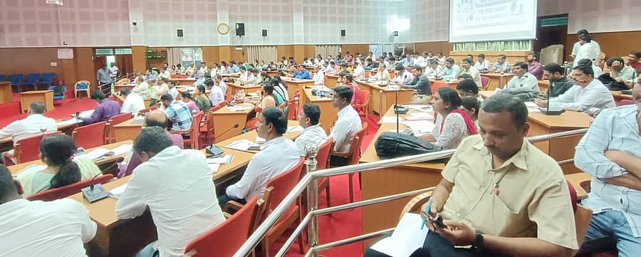 ಚಾಮರಾಜನಗರದ ಜಿಲ್ಲಾ ಪಂಚಾಯಿತಿ ಸಭಾಂಗಣದಲ್ಲಿ ಈಚೆಗೆ ಜಿಲ್ಲಾ ಪಂಚಾಯಿತಿ ಸಿಇಒ ಮೋನಾ ರೋತ್ ಅಧ್ಯಕ್ಷತೆಯಲ್ಲಿ ನಡೆದ ಪ್ರಗತಿ ಪರಿಶೀಲನಾ ಸಭೆಯಲ್ಲಿ ಭಾಗವಹಿಸಿದ್ದ ಅಧಿಕಾರಿಗಳು