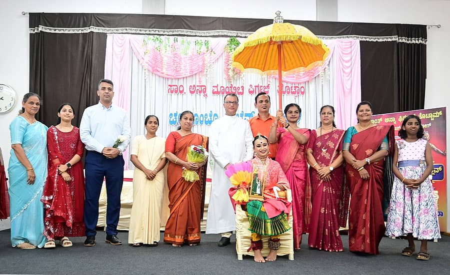 ಗೋಲ್ಡನ್ ಬುಕ್ ಆಫ್ ವರ್ಲ್ಡ್ ರೆಕಾರ್ಡ್ನಲ್ಲಿ ದಾಖಲೆ ಮಾಡಿದ ಕಲಾವಿದೆ ರೆಮೋನಾ ಇವೆಟ್ ಪಿರೇರಾ ಅವರನ್ನು ಸನ್ಮಾನ ಮಾಡಲಾಯಿತು