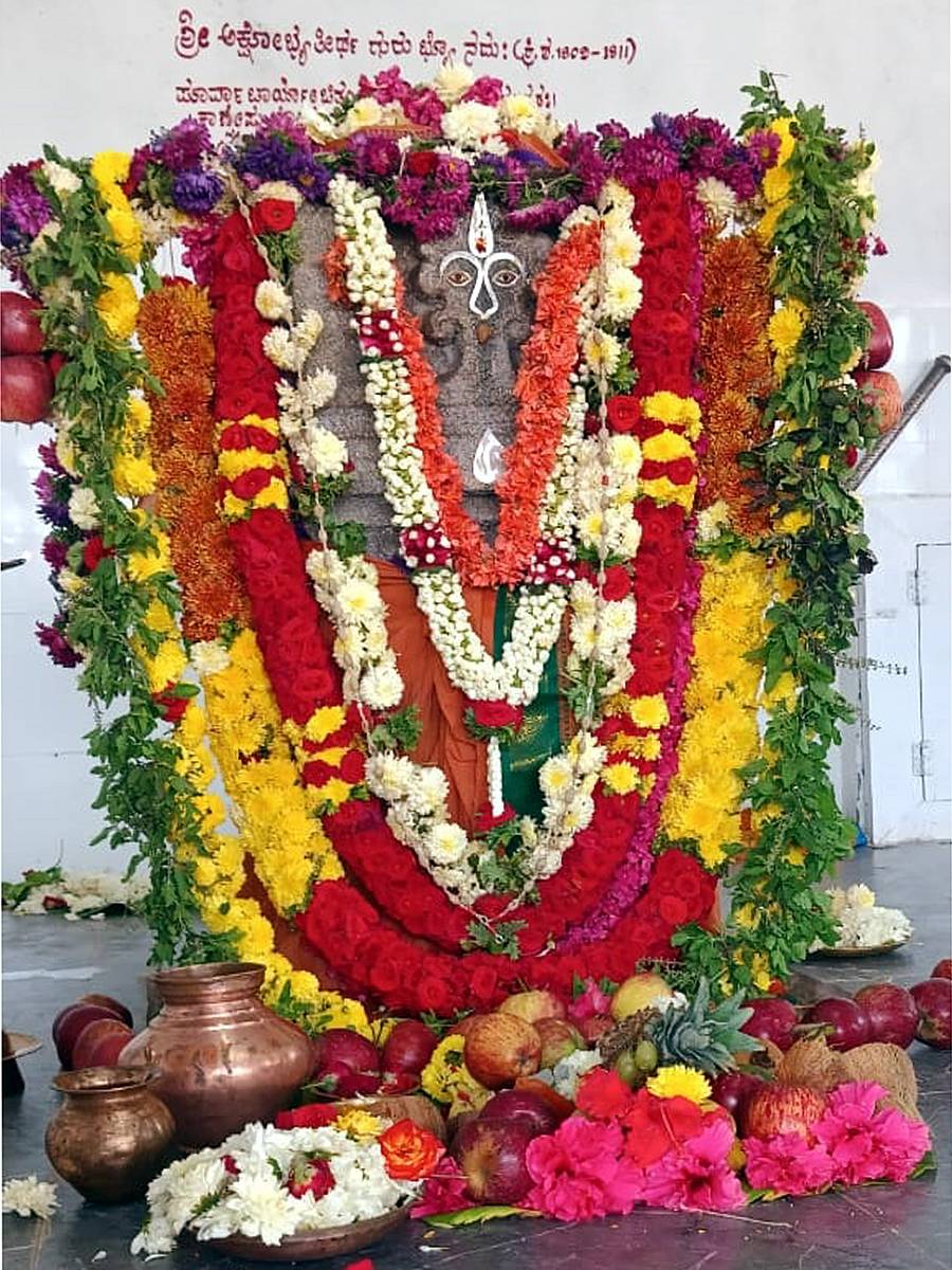 ಹುಣಸಗಿ ಸಮೀಪದ ಬಿಳೇಬಾವಿ ಗ್ರಾಮದಲ್ಲಿ ಅಕ್ಷೊಭ್ಯತೀರ್ಥರ ವೃಂದಾವನಕ್ಕೆ ವಿವಿಧ ಫಲಪುಷ್ಟಗಳಿಂದ ಅಲಂಕರಿಸಿ ಪೂಜೆ ಸಲ್ಲಿಸಲಾಯಿತು