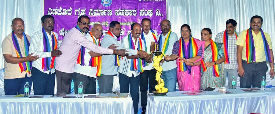 ಕೆ.ಆರ್.ನಗರ ಶಿವಾನುಭವ ಕಲ್ಯಾಣ ಮಂಟಪದಲ್ಲಿ ಎಡತೊರೆ ಗೃಹ ನಿರ್ಮಾಣ ಸಹಕಾರ ಸಂಘದ ವತಿಯಿಂದ ಶನಿವಾರ ನಡೆದ 99ನೇ ವಾರ್ಷಿಕ ಸಭೆಯನ್ನು ಸಂಘದ ಅಧ್ಯಕ್ಷ ಎನ್.ಎಂ.ಪ್ರಕಾಶ್ ಉದ್ಘಾಟಿಸಿದರು