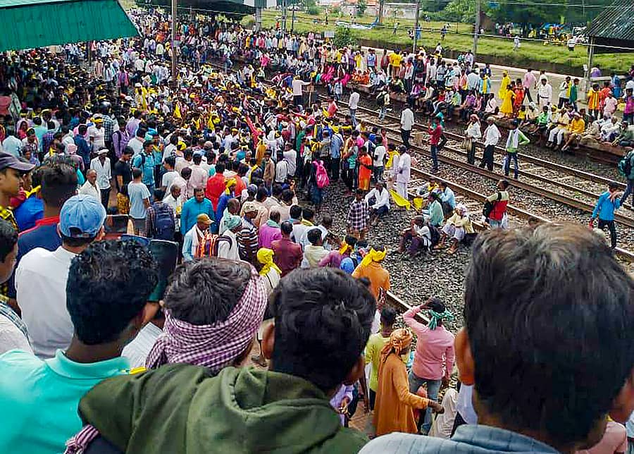 <div class="paragraphs"><p>ಪರಿಶಿಷ್ಟ ಪಂಗಡದ (ಎಸ್ಟಿ) ಸ್ಥಾನಮಾನಕ್ಕೆ ಆಗ್ರಹಿಸಿ ಕುರ್ಮಿಗಳು ಜಾರ್ಖಂಡ್ನ ಸರಾಯ್ಕೆಲಾ– ಖರಸಾವಾ ಜಿಲ್ಲೆಯ ಸಿನಿ ರೈಲ್ವೆ ನಿಲ್ದಾಣಕ್ಕೆ ಶನಿವಾರ ದಿಗ್ಬಂಧನ ಹಾಕಿದರು </p></div>