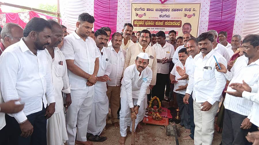 ಗುಳೇದಗುಡ್ಡ ಸಮೀಪದ ಕಟಗೇರಿ ಗ್ರಾಮದಲ್ಲಿ ವಿವಿಧ ಅಭಿವೃದ್ಧಿ ಕಾಮಗಾರಿಗಳಿಗೆ ಶಾಸಕ ಭೀಮಸೇನ ಚಿಮ್ಮನಕಟ್ಟಿ ಭೂಮಿ ಪೂಜೆ ನೆರವೇರಿಸಿದರು