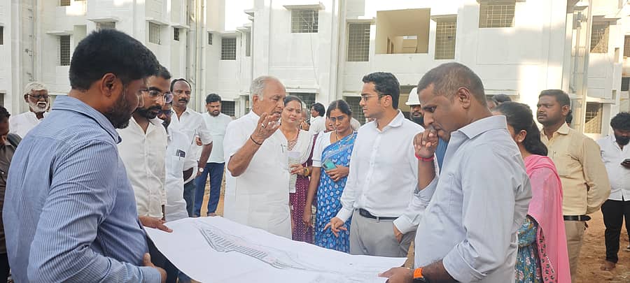ರಾಯಚೂರು ಹೊರವಲಯದ ಯರಮರಸ್ ಬಳಿ ನಿರ್ಮಿಸಲಾಗುತ್ತಿರುವ ಮನೆಗಳನ್ನು ಸಣ್ಣ ನೀರಾವರಿ ಹಾಗೂ ವಿಜ್ಞಾನ ಮತ್ತು ತಂತ್ರಜ್ಞಾನ ಸಚಿವ ಎನ್.ಎಸ್.ಬೋಸರಾಜು ಪರಿಶೀಲಿಸಿದರು