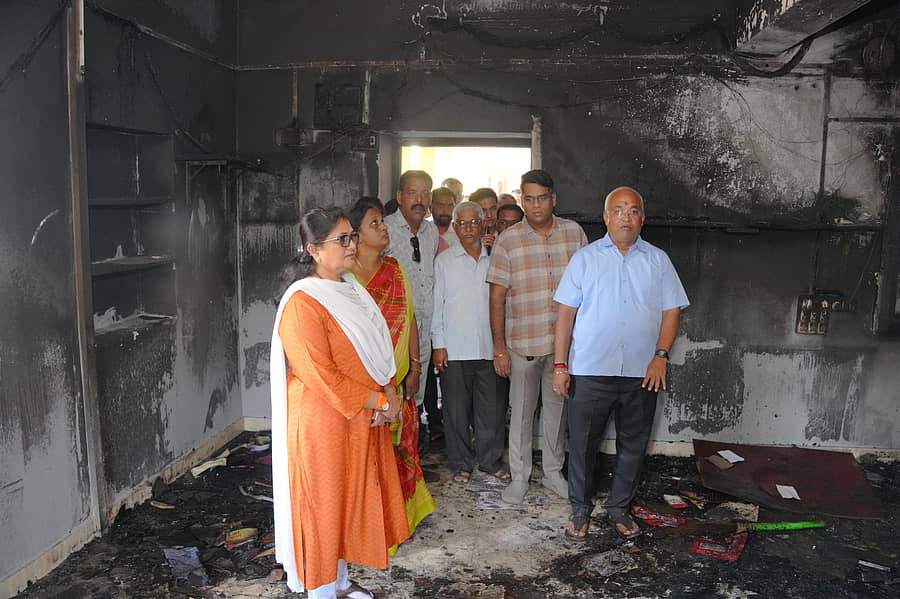 ಶಾರ್ಟ್ ಸರ್ಕ್ಯೂಟ್ ನಿಂದ ಬೆಂಕಿ ತಗುಲಿ ಕಂಪ್ಯೂಟರ್ ಪ್ರಯೋಗಾಲಯಕ್ಕೆ ಹಾನಿ ಉಂಟಾದ ಹಿನ್ನಲೆ ನಿಪ್ಪಾಣಿ ತಾಲೂಕಿನ ಶ್ರೀಪೇವಾಡಿ ಗ್ರಾಮದ ಜಿ.ಎಂ. ಸಂಕಪಾಳ ಪ್ರೌಢಶಾಲೆಗೆ ಶಾಸಕಿ ಶಶಿಕಲಾ ಜೊಲ್ಲೆ ಭೆಟಿ ನೀಡಿ ಪರಿಶೀಲನೆ ನಡೆಸಿದರು. ಡಾ. ಅಶೋಕ ಪೂಜಾರಿ, ಅವಿನಾಶ ಪಾಟೀಲ, ಮತ್ತಿತರರು ಇದ್ದಾರೆ.