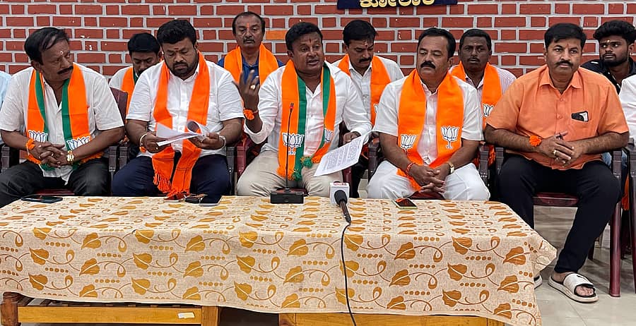 ಕೋಲಾರದಲ್ಲಿ ಭಾನುವಾರ ಪತ್ರಿಕಾಗೋಷ್ಠಿಯಲ್ಲಿ ಬಿಜೆಪಿ ಜಿಲ್ಲಾಧ್ಯಕ್ಷ ಓಂಶಕ್ತಿ ಚಲಪತಿ ಮಾತನಾಡಿದರು. ಪಕ್ಷದ ಮುಖಂಡರು ಪಾಲ್ಗೊಂಡಿದ್ದರು