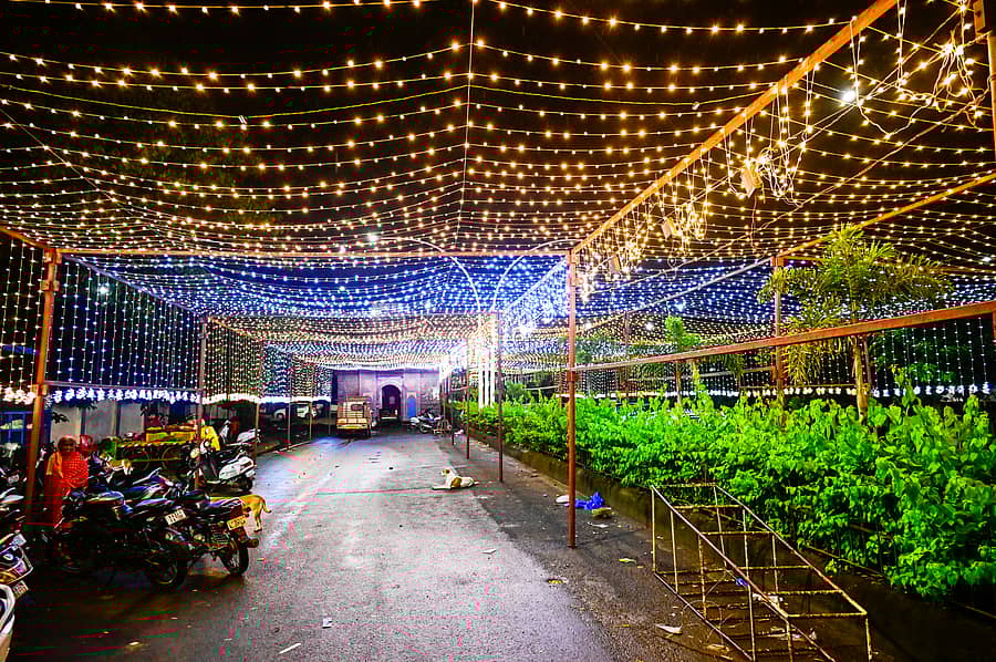 ಕಲಬುರಗಿಯ ಹಳೆ ಜೇವರ್ಗಿ ರಸ್ತೆಯಲ್ಲಿ ನವರಾತ್ರಿ ಉತ್ಸವದ ಅಂಗವಾಗಿ ವಿದ್ಯುತ್‌ ದೀಪಾಲಂಕಾರ ಮಾಡಲಾಗಿದೆ    ಪ್ರಜಾವಾಣಿ ಚಿತ್ರ