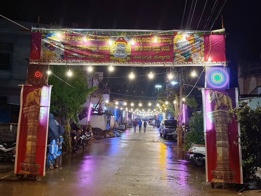 <div class="paragraphs"><p>ಹೊಸಪೇಟೆಯಲ್ಲಿ ಭಾನುವಾರ ರಾತ್ರಿ ಮಳೆಯ ನಡುವೆಯೂ ವಿದ್ಯುತ್ ದೀಪಗಳಿಂದ ಝಗಮಗಿಸಿದ ಕೇರಿ ಬೀದಿ </p></div>