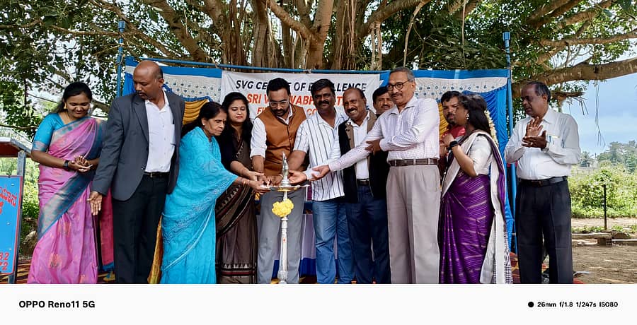 ಎಚ್.ಡಿ.ಕೋಟೆ ಪಟ್ಟಣದ ಎಸ್.ವಿ.ಜಿ. ಸೆಂಟರ್ ಆಫ್ ಎಕ್ಸ್‌ಲೆನ್ಸ್ ಮತ್ತು ವಿಶ್ವಭಾರತಿ ಪ್ರಥಮ ದರ್ಜೆ ಕಾಲೇಜಿನಲ್ಲಿ ಭಾನುವಾರ ಆಯೋಜಿಸಿದ್ದ ಬಿಎ ಮತ್ತು ಬಿಕಾಂ ವಿದ್ಯಾರ್ಥಿಗಳಿಗೆ ಸ್ವಾಗತ ಕಾರ್ಯಕ್ರಮ ಹಾಗೂ ಕಲಾ-ವಾಣಿಜ್ಯ ಕ್ಲಬ್‌ಗಳನ್ನು ಭಾನುವಾರ ವಿಶ್ವಭಾರತಿ ಪ್ರಥಮ ದರ್ಜೆ ಕಾಲೇಜು ಸಂಸ್ಥೆಯ ಅಧ್ಯಕ್ಷ ವಿಶ್ವನಾಥ ಶೇಷಾಚಲ ಉದ್ಘಾಟಿಸಿದರು