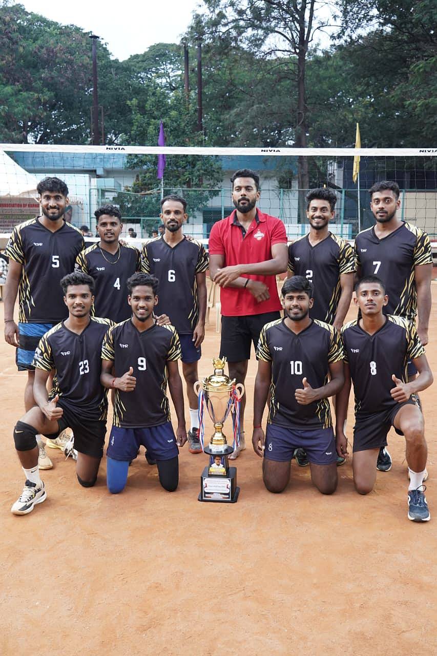 ಪುರುಷರ ವಿಭಾಗದ ಪ್ರಶಸ್ತಿ ಗೆದ್ದ ಆಳ್ವಾಸ್ ಮಂಗಳೂರು ತಂಡದ ಆಟಗಾರರಾದ (ಎಡದಿಂದ, ನಿಂತಿರುವವರು) ದೀಕ್ಷಿತ್‌ ಶೆಟ್ಟಿ, ರಾಕೇಶ್‌ ಸರ್ಫರಾಜ್‌, ಪ್ರಫುಲ್ಲಾ, ಸಾವನ್‌, ನಿಖಿಲ್‌. (ಕುಳಿತಿರುವವರು) ಕಾರ್ತಿಕ್‌ ಗಗನ್‌, ಭರತ್‌ ಹಾಗೂ ಗಿರಿ