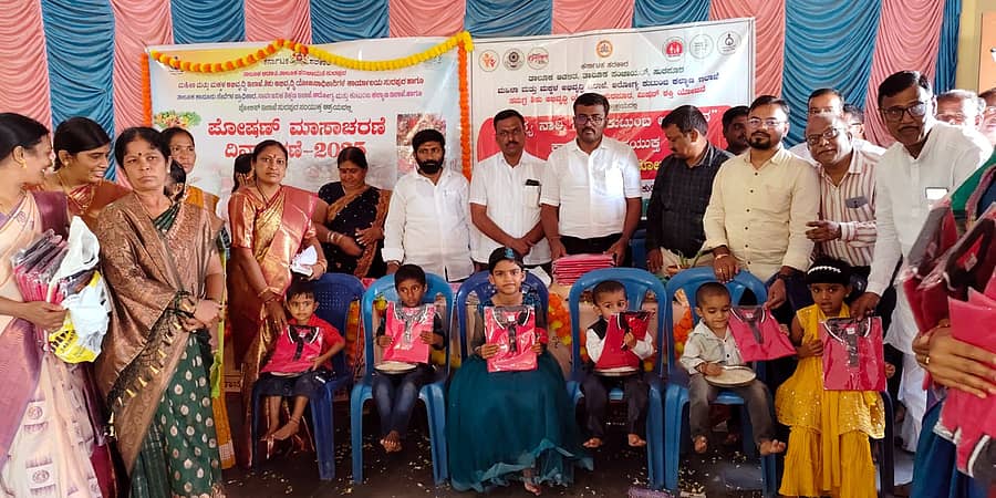 ಹುಣಸಗಿ ತಾಲ್ಲೂಕಿನ ರಾಜನಕೋಳುರು ಗ್ರಾಮದಲ್ಲಿ ನಡೆದ ತಾಲ್ಲುಕು ಮಟ್ಟದ ಪೋಷಣ ಅಭಿಯಾನ ಕಾರ್ಯಕ್ರಮದಲ್ಲಿ ಮಕ್ಕಳ ಜನ್ಮದಿನ ಆಚರಿಸಲಾಯಿತು