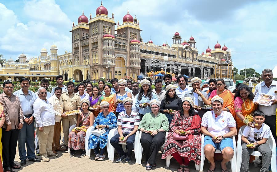 ಮೈಸೂರು ಅರಮನೆ ಆವರಣದಲ್ಲಿ ಜನನಿ ಸೇವಾ ಟ್ರಸ್ಟ್ ವತಿಯಿಂದ ದಸರಾ ಅಂಗವಾಗಿ ಭಾನುವಾರ ಪ್ರವಾಸಿಗರಿಗೆ ಸಾಂಪ್ರದಾಯಿಕ ಸ್ವಾಗತ ನೀಡಲಾಯಿತು– ಪ್ರಜಾವಾಣಿ ಚಿತ್ರ