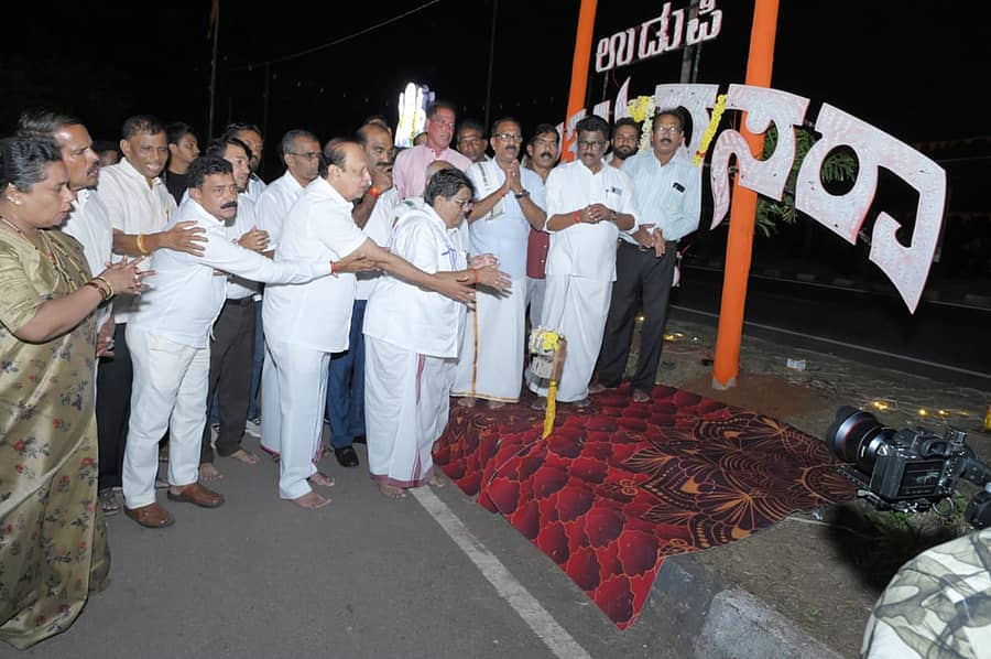 ಉಚ್ಚಿಲ ಶ್ರೀಮಹಾಲಕ್ಷ್ಮೀ ದೇವಸ್ಥಾನದಲ್ಲಿ ನಡೆಯುವ ಉಡುಪಿ - ಉಚ್ಚಿಲ ದಸರಾ 2025ರ ಪ್ರಯುಕ್ತ ವಿದ್ಯುತ್ ದೀಪಾಲಂಕಾರಕ್ಕೆ ಭಾನುವಾರ ಸಂಜೆ ದಸರಾ ರೂವಾರಿ ಡಾ. ಜಿ.ಶಂಕರ್ ಚಾಲನೆ ನೀಡಿದರು