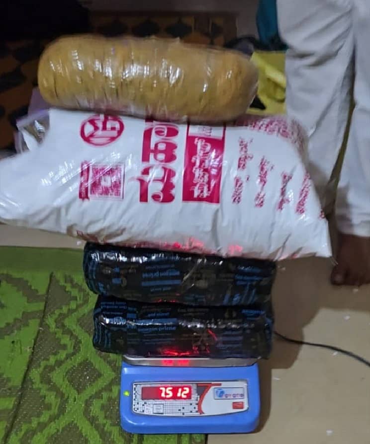 ಆರೋಪಿಗಳಿಂದ ವಶಕ್ಕೆ ಪಡೆದಿರುವ ಗಾಂಜಾ ಪೊಟ್ಟಣ