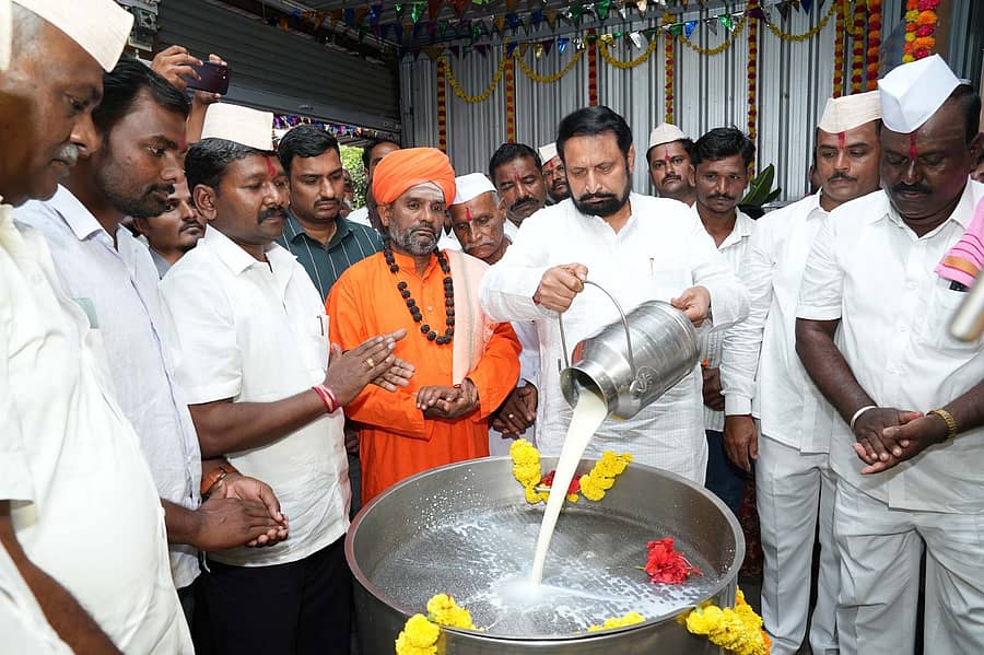 ಅಥಣಿ ಗ್ರಾಮೀಣ ಹಾಲು ಉತ್ಪಾದಕರ ಸಹಕಾರಿ ಸಂಘದ ಬಿ.ಎಂ.ಸಿ. ಘಟಕ ಉದ್ಘಾಟಿಸುತ್ತಿರುವ ಶಾಸಕ ಲಕ್ಷ್ಮಣ ಸವದಿ