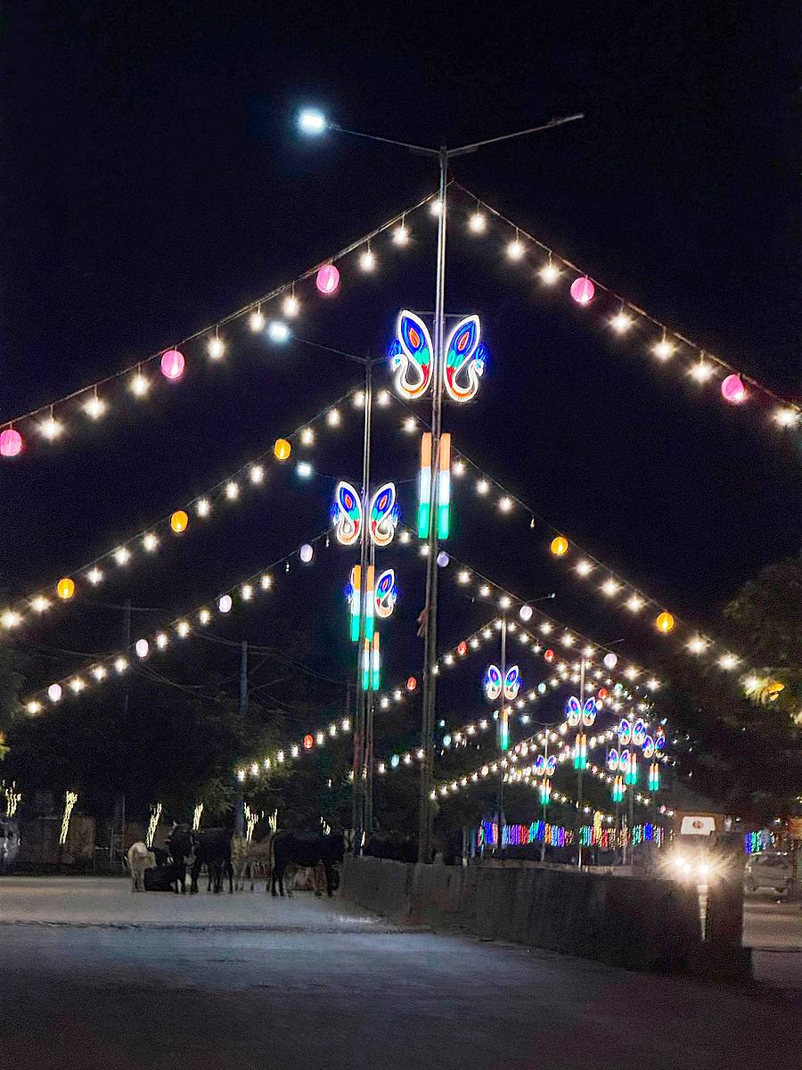 ಸಿಂಧನೂರಿನ ಪ್ರಮುಖ ರಸ್ತೆಗಳಲ್ಲಿ ಝಗಮಗಿಸುತ್ತಿರುವ ಬಣ್ಣ-ಬಣ್ಣದ ವಿದ್ಯುತ್ ದೀಪಗಳು